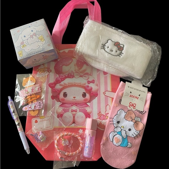 NWT-HELLO KITTY & FRIENDS BUNDLE - Picture 1 of 15